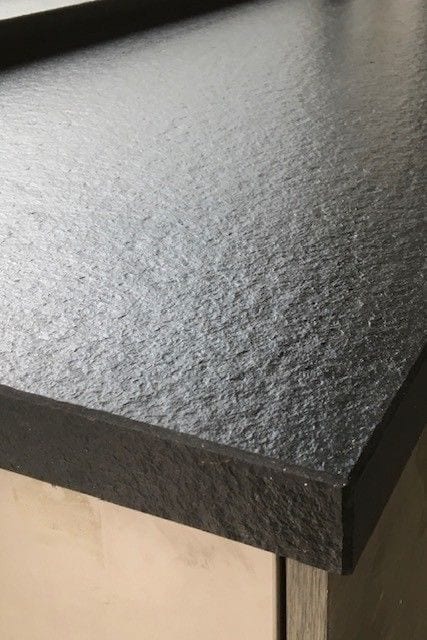 Granit Noir Absolu pour plan de travail de cuisine au Maroc